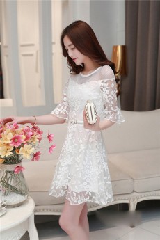 Đầm ren đã đem đến điều gì cho phong cách thời trang của bạn nữ?